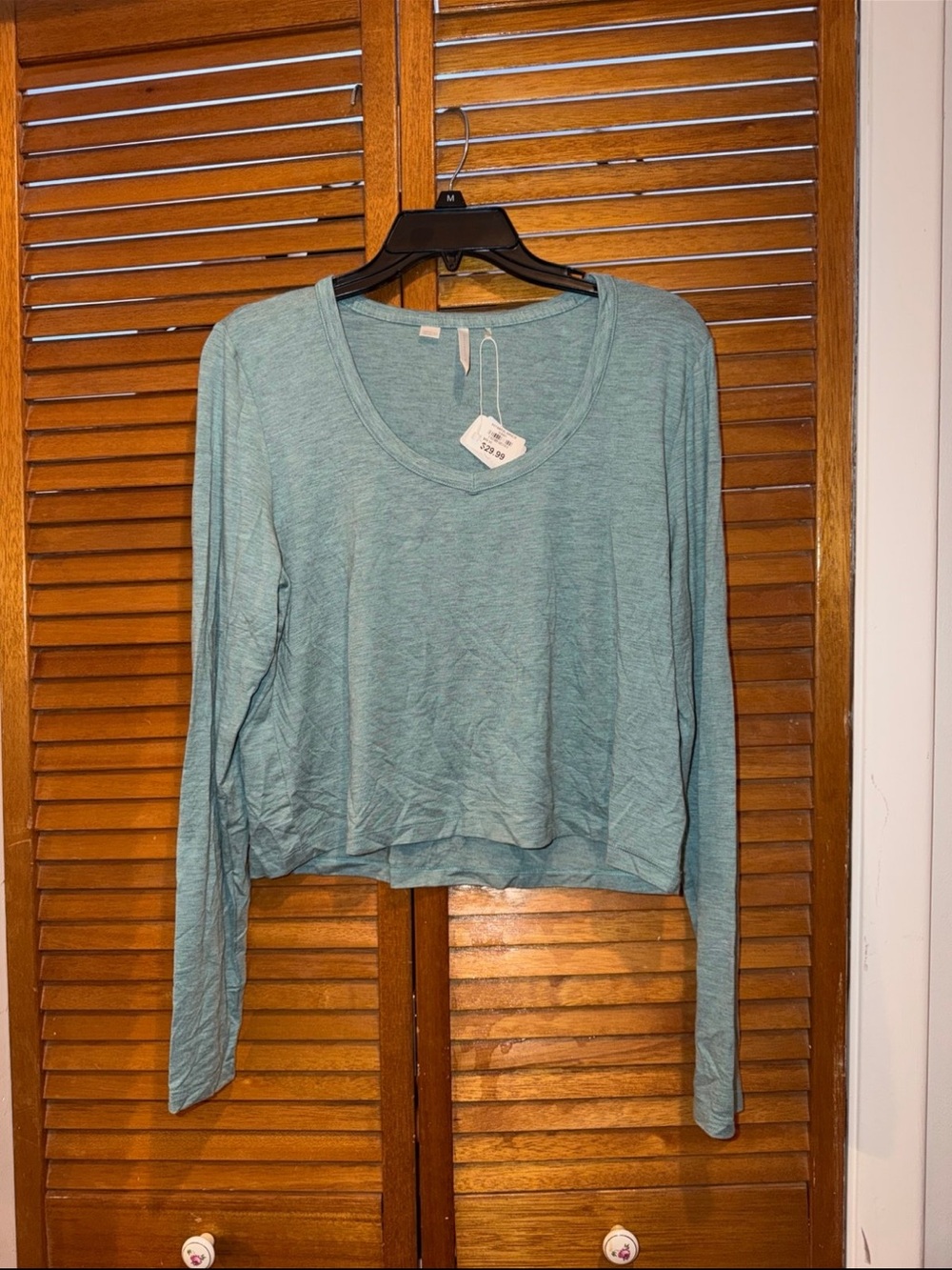 Travis Mathew Womens Long Sleeve Cropped Shirt. Womens Medium (NWOT)